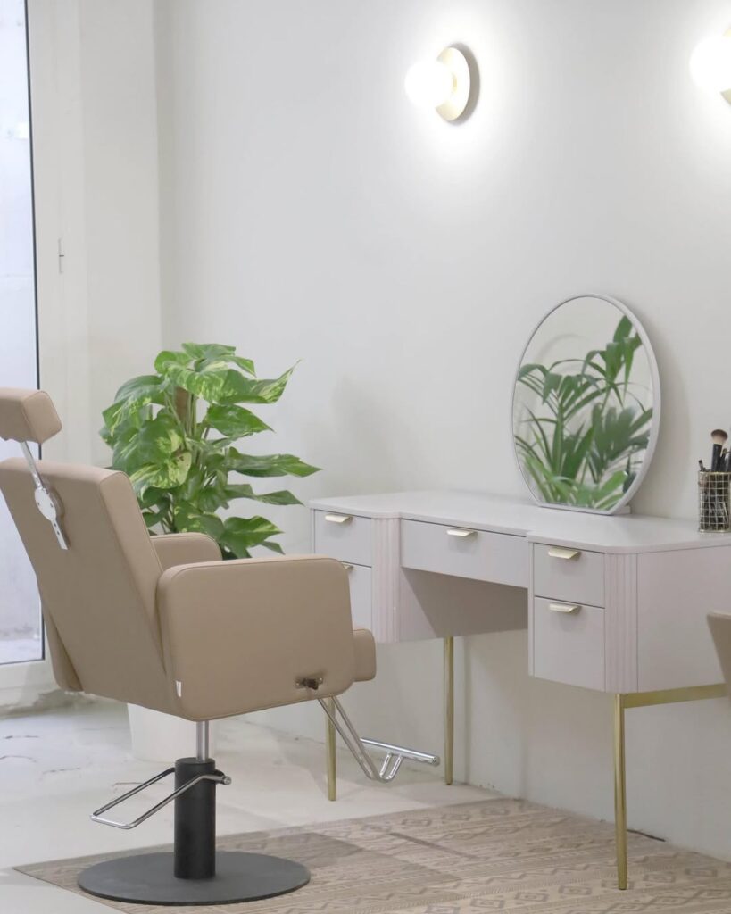 Vista a salon de soulmate sillón con su espejo