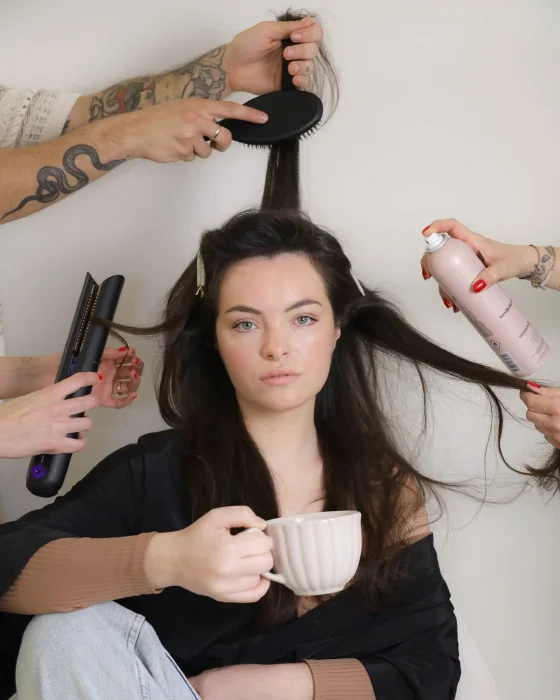 peluqueros tratando el pelo de una cliente