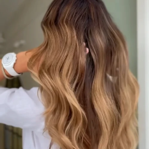 Vista a una cliente con pelo ondulado